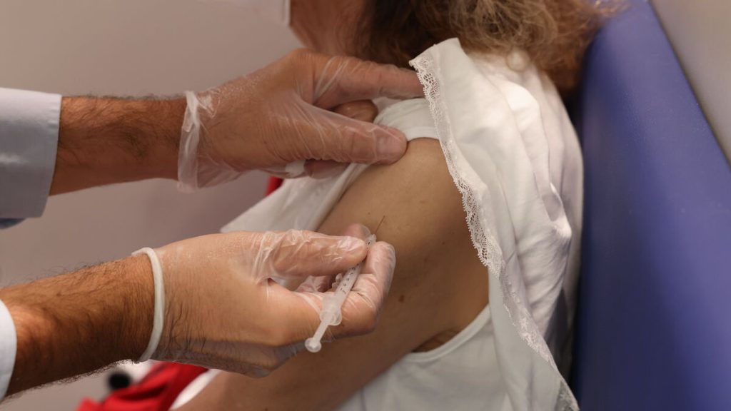 « Les vaccins Covid sont sûrs » : pourquoi la surveillance de leurs effets indésirables va être « allégée »