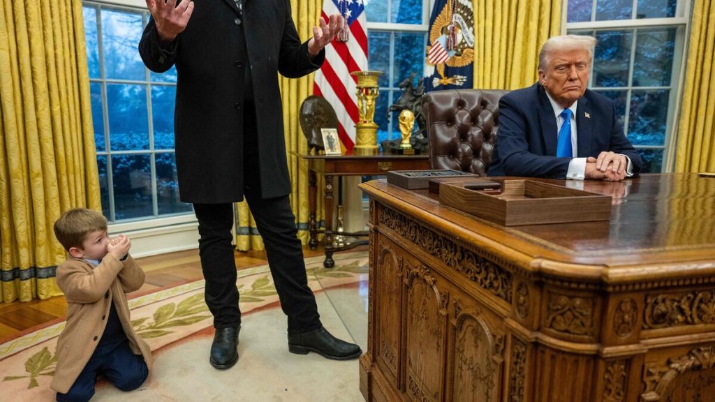 Lil X, le fils d’Elon Musk, vole la vedette en imitant son père lors d’une conférence de presse de Trump