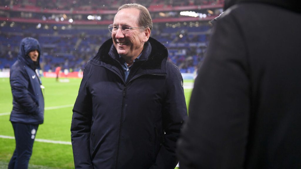 Lyon-PSG : la vidéo de l’arrivée de John Textor avec un chapeau de cow-boy pour répondre à Nasser Al-Khelaïfi