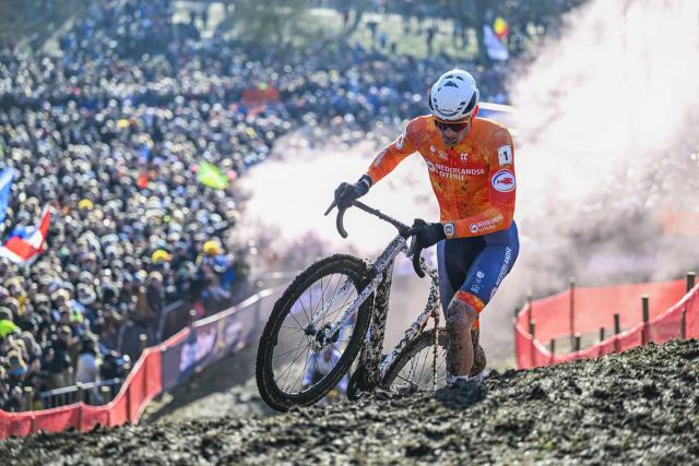 Mathieu Van der Poel remporte un septième titre de champion du monde et égale le record d'Eric De Vlaeminck