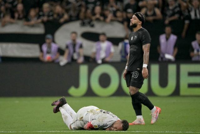 Memphis Depay vole la vedette à Neymar lors de Corinthians-Santos