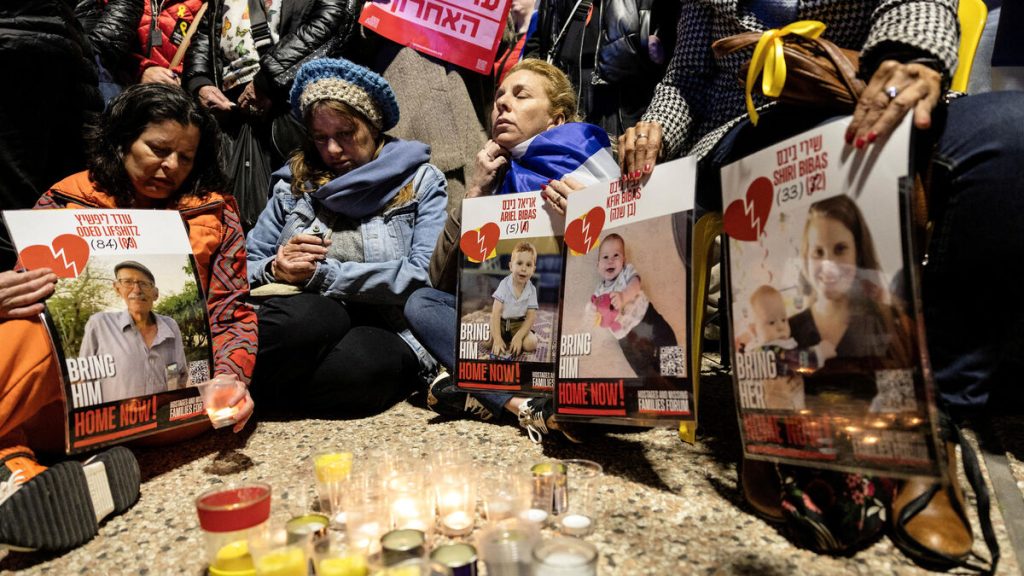 « Nous attendons toujours Shiri » : la famille Bibas accuse Netanyahou d’avoir « abandonné » les otages