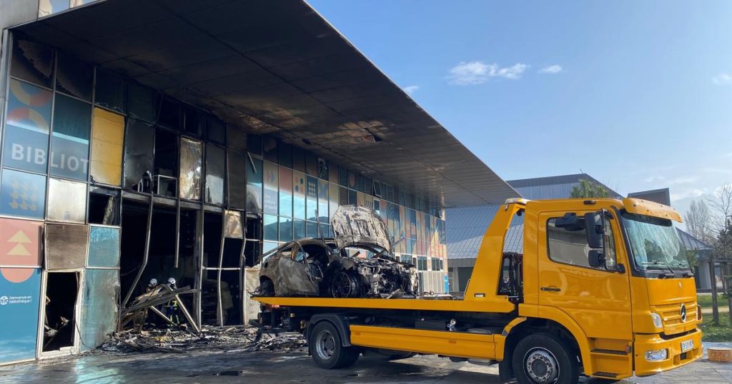 « On est abandonnés dans ce quartier » : à Grenoble, la sidération après l’attaque d’une bibliothèque à la voiture-bélier
