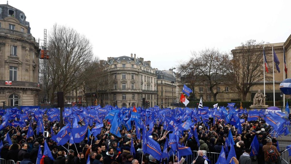« On est là car on manque de moyens » : des policiers rassemblés devant l’Assemblée, Retailleau et Nuñez présents