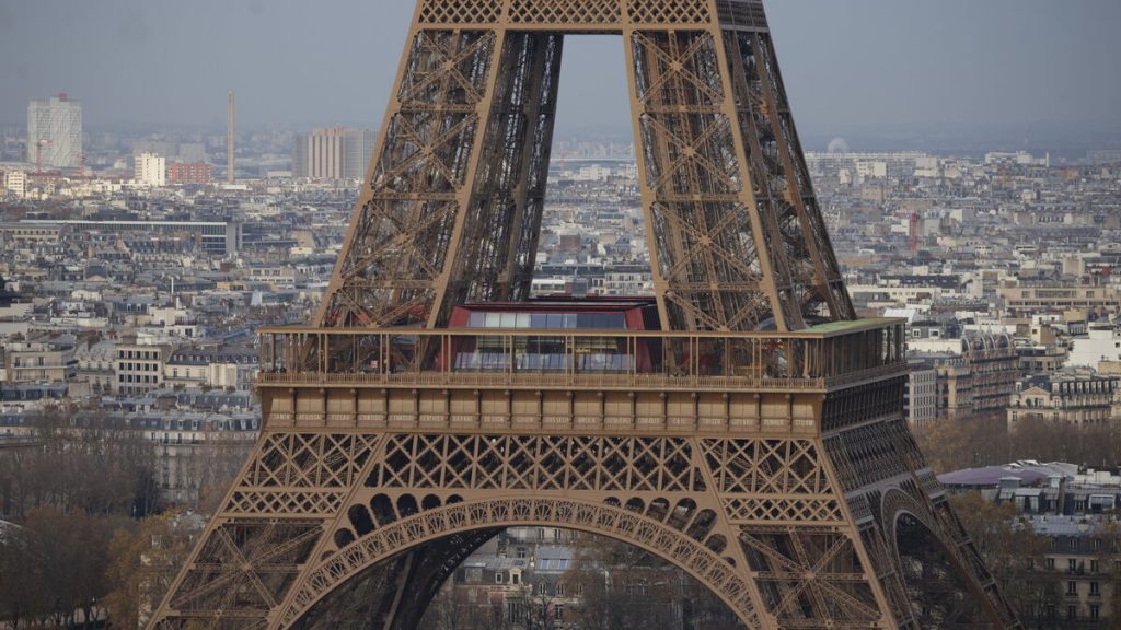 Paris : et si vous traversiez un pont suspendu au premier étage de la tour Eiffel ?