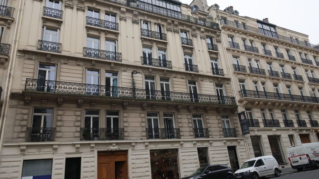 Paris : qui est le « fantôme du Triangle d’or », dont un des immeubles est mis aux enchères à 43 millions d’euros ?