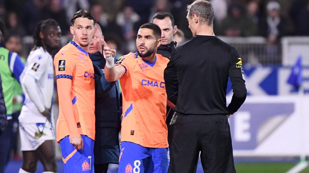 « Scandale », « honte »... Pourquoi l’OM en veut tant à l’arbitre M. Stinat après la défaite à Auxerre