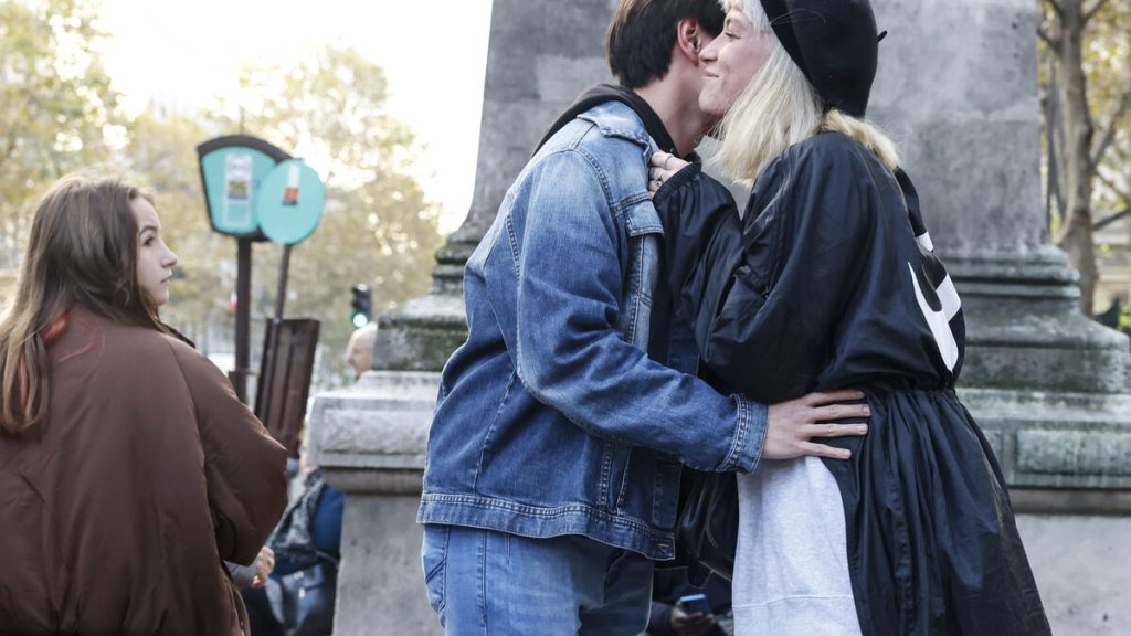 « Se traiter avec respect » : la mairie de Louvain, en Belgique, interdit à ses employés de se faire la bise