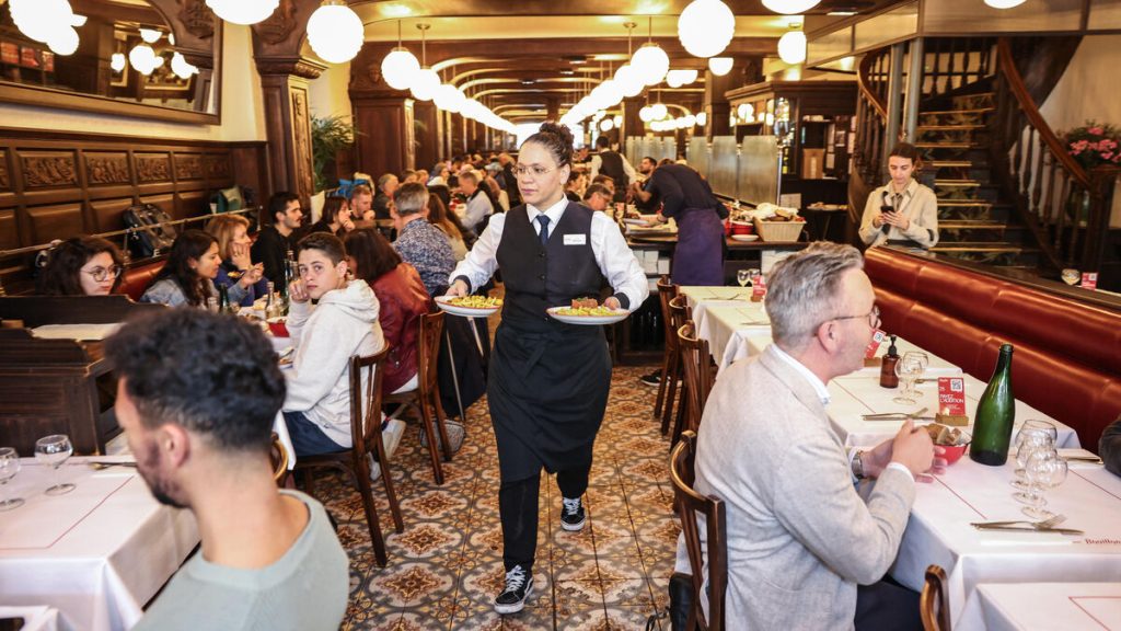 Serveurs, cuisiniers, femmes de ménage… Pour faciliter les régularisations, une nouvelle liste de métiers en tension