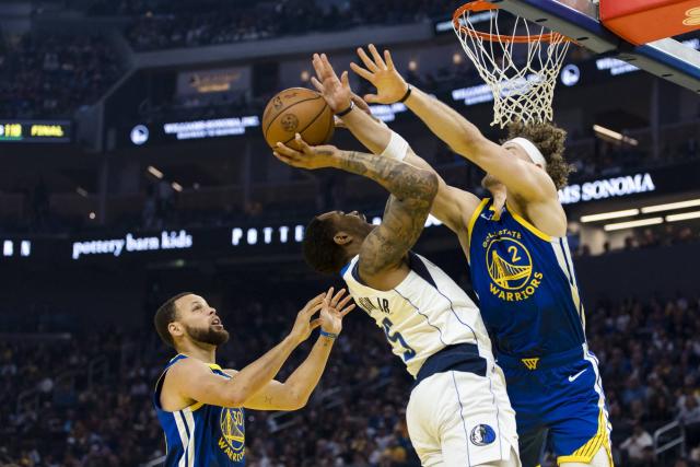 Stephen Curry mène les Golden State Warriors vers la victoire contre les Dallas Mavericks en NBA