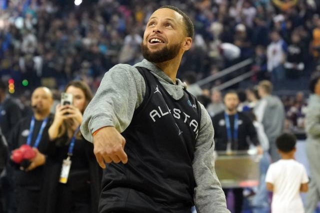 Stephen Curry rentre un shoot à l'aveugle et en arrière du milieu de terrain lors du All-Star Week-end 2025
