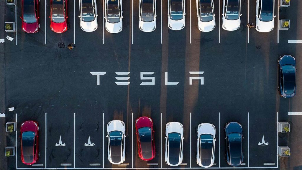 Tesla : chute de l’action en Bourse et ventes divisées par deux en Europe, l’entreprise d’Elon Musk dans la tourmente