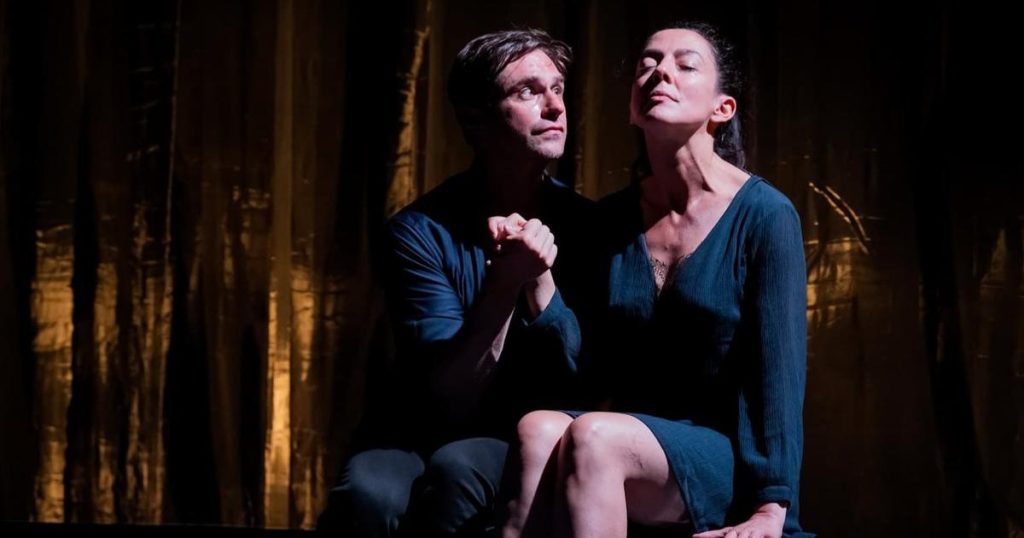 Théâtre: notre critique des Parallèles, une comédie romantique bien troussée