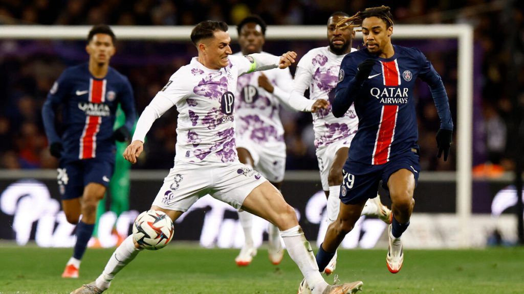 Toulouse-PSG : Luis Campos s’explique avec l’arbitre après l’énorme faute sur Bradley Barcola