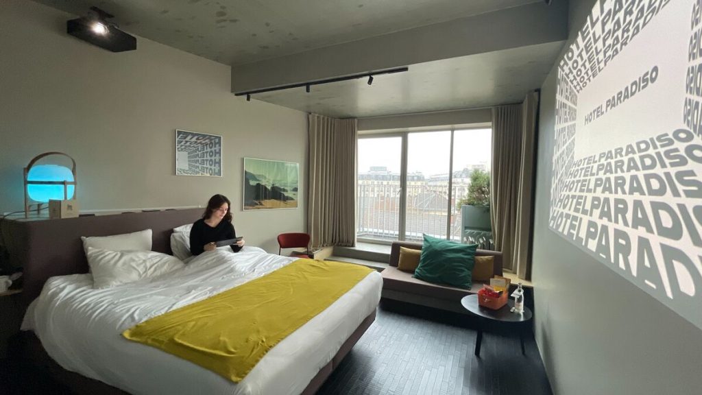 Un écran géant face au lit : à Paris, le dimanche sous la couette à l’hôtel Paradiso, « c’est mieux qu’au cinéma »