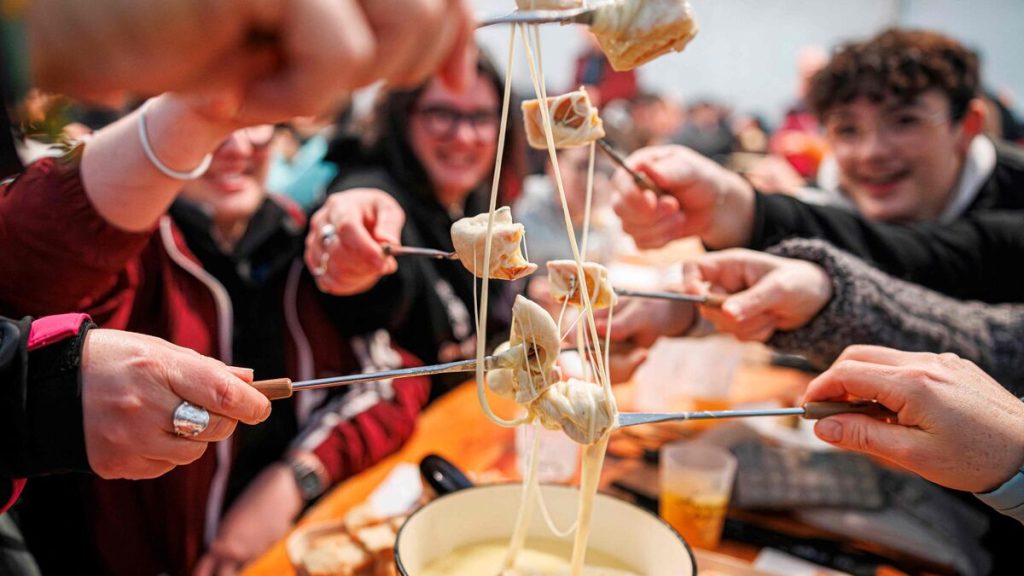 « Un grand moment » : avec plus de deux tonnes de fromage, le Jura bat le record du monde de la plus grosse fondue