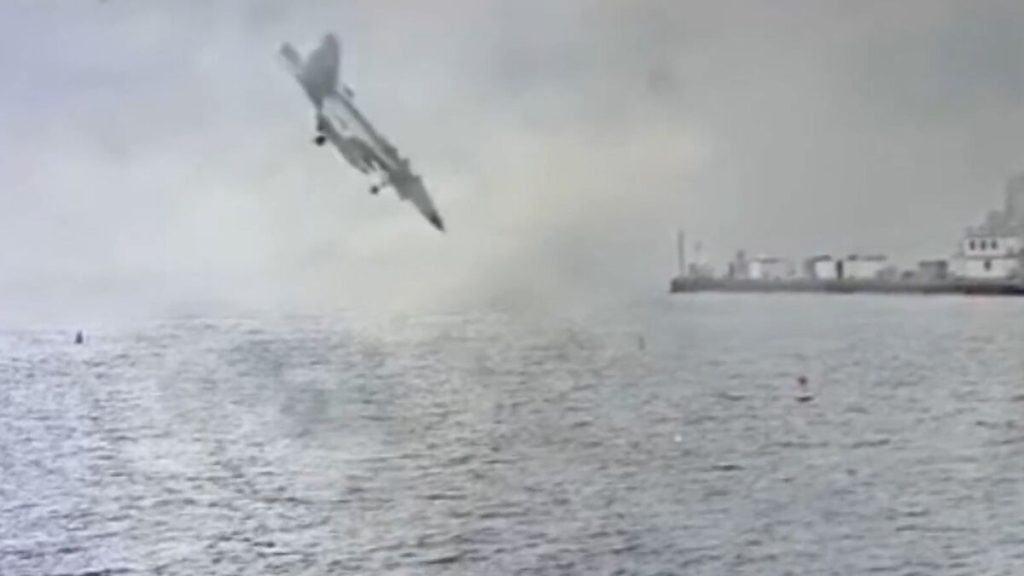 VIDÉO. Un avion de chasse américain s’écrase dans la baie de San Diego, les deux pilotes s’éjectent à temps