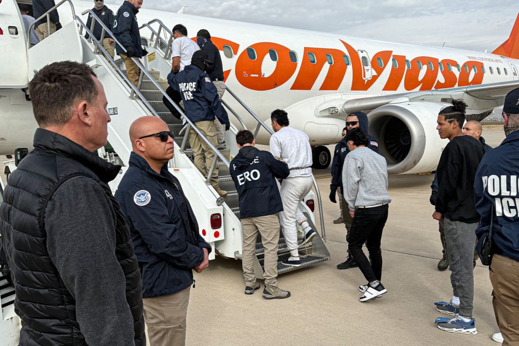 Venezuelan government planes enter US airspace to pick up migrants