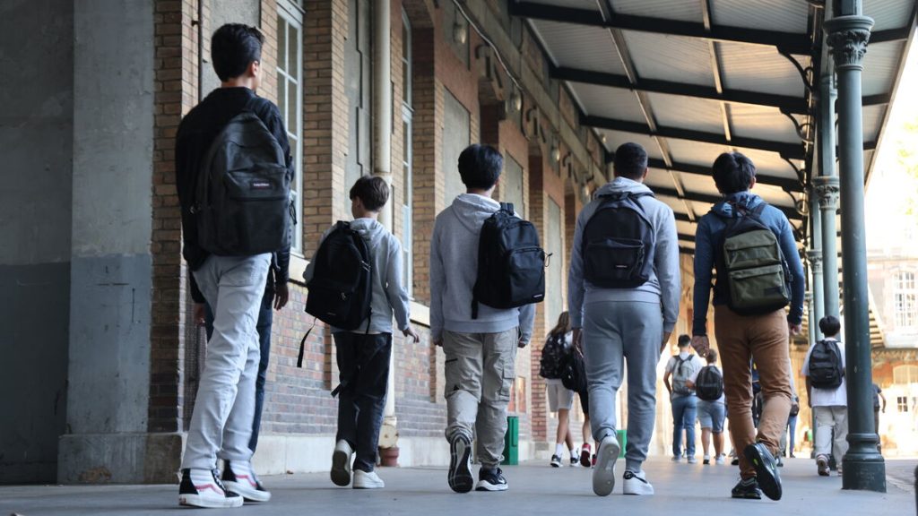 Violence à l’école : fouilles inopinées des sacs des élèves à partir du printemps, annonce Élisabeth Borne