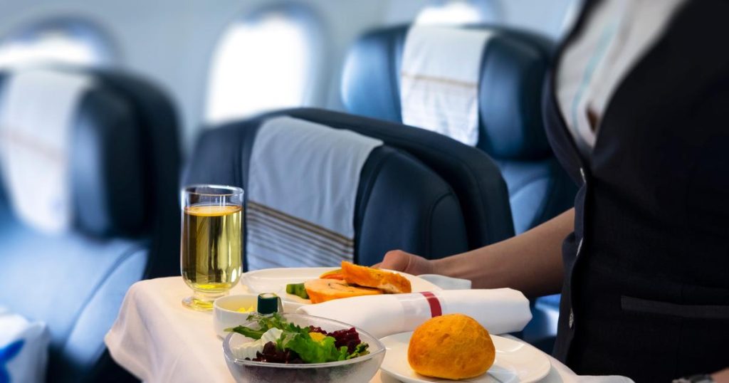 Voici ce qu’il ne faut surtout pas manger ni boire en avion
