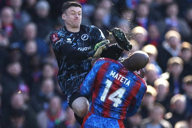 Après un choc terrible avec le gardien adverse, Jean-Philippe Mateta est sorti sur civière lors de Crystal Palace-Millwall en Cup