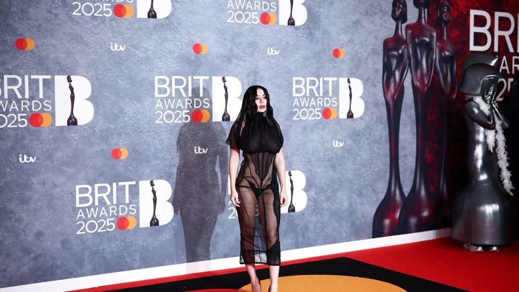 Avec « Brat », la chanteuse britannique Charli XCX rafle cinq prix aux Brit Awards