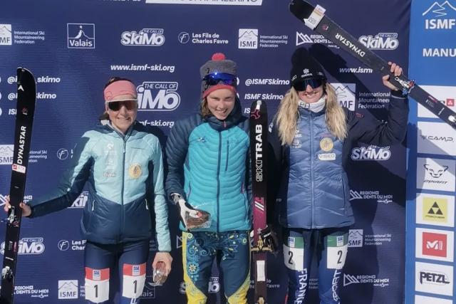 Axelle Gachet-Mollaret, Emily Harrop et Xavier Gachet sur le podium de l'individuelle
