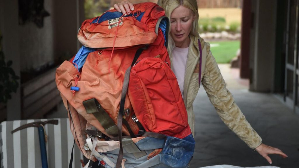 « C’était comme redécouvrir son histoire » : le sac à dos d’un alpiniste disparu il y a 40 ans libéré des glaces par ses filles