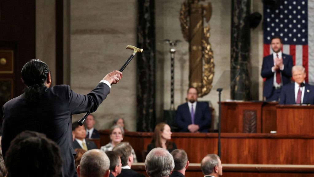 Discours de Trump : un élu démocrate expulsé, des pancartes de protestation au Congrès