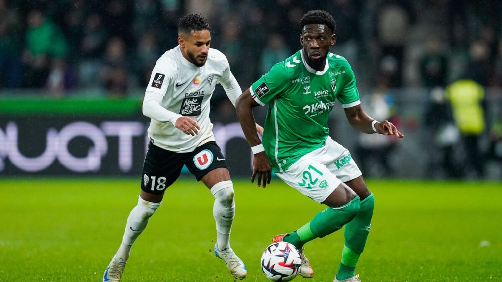 Football : le défenseur de Saint-Étienne, Dylan Batubinsika, agressé par un supporter à la sortie du stade