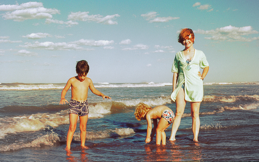 A family enjoying a beach trip out.