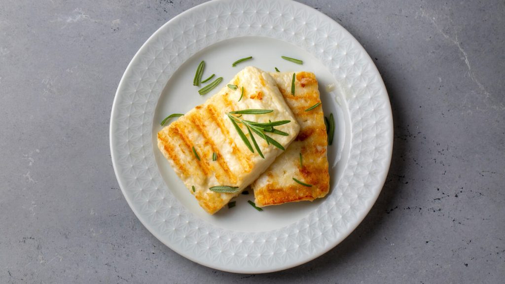Grillé, rôti ou juste poêlé : tout savoir sur le halloumi, ce fromage que chefs et gourmets s’arrachent