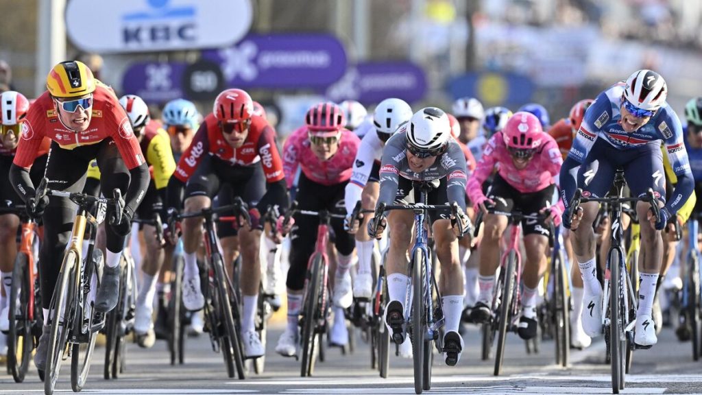 Het Nieuwsblad : le jeune sprinteur français Paul Magnier privé de sa première grande victoire à la photo finish