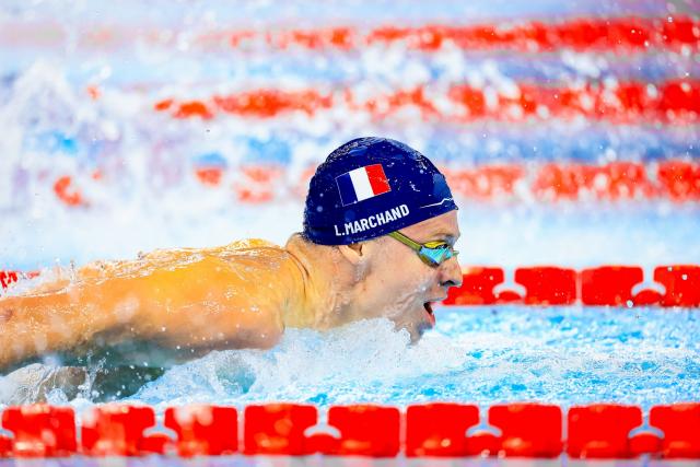 Ils se sont relayés à huit pour battre le record du monde de Léon Marchand sur 400m 4 nages