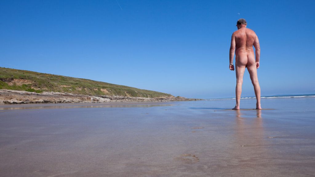 « Interdit de bronzer habillé » : une ville allemande prohibe les maillots de bain sur les plages naturistes