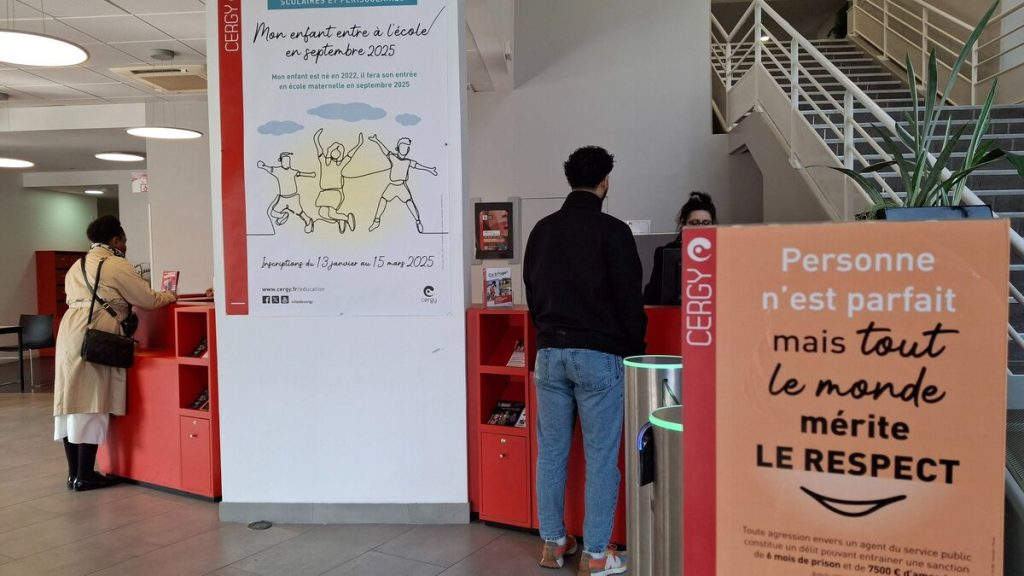 « J’ai cru qu’il allait me tirer dessus » : à Cergy, une campagne contre les agressions d’agents municipaux