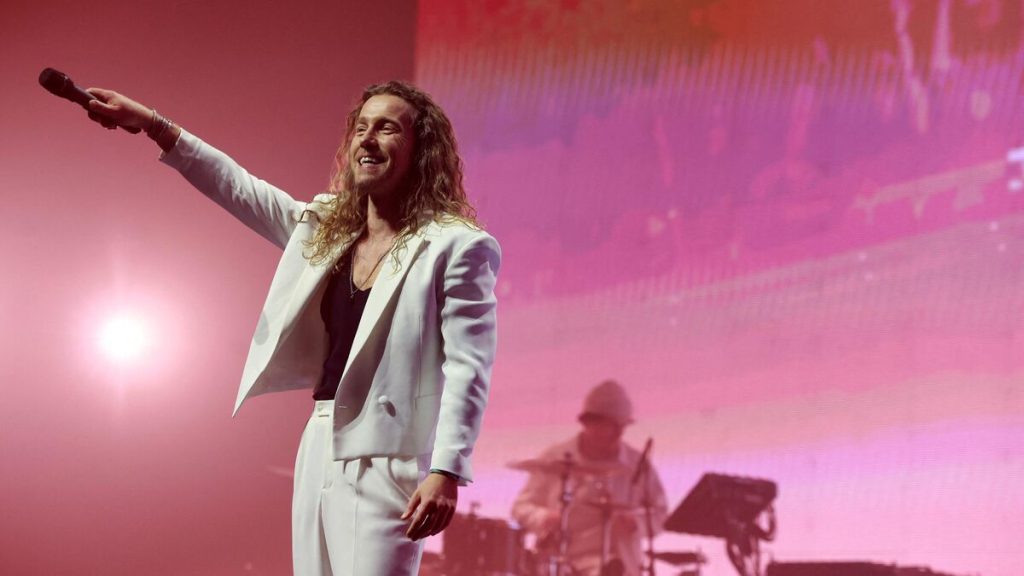 Julien Doré en concert : soucoupe volante, baleine géante, tubes à gogo… Un premier show magique