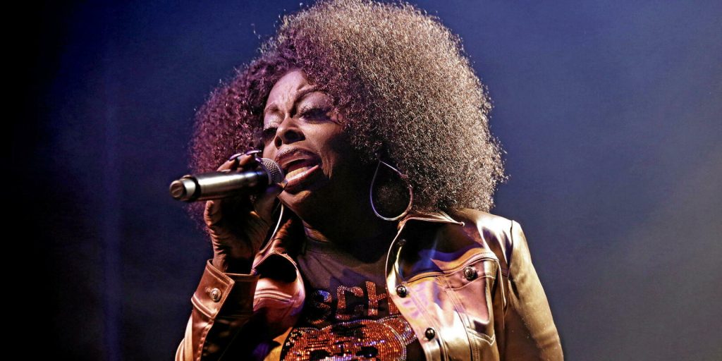La chanteuse Angie Stone, interprète de « Wish I Didn’t Miss You », meurt dans un accident de la route
