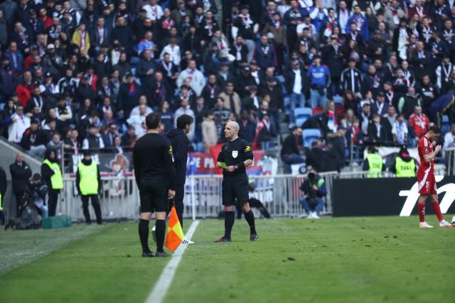 La confrontation entre Paulo Fonseca (OL) et l'arbitre Benoît Millot vue du VAR