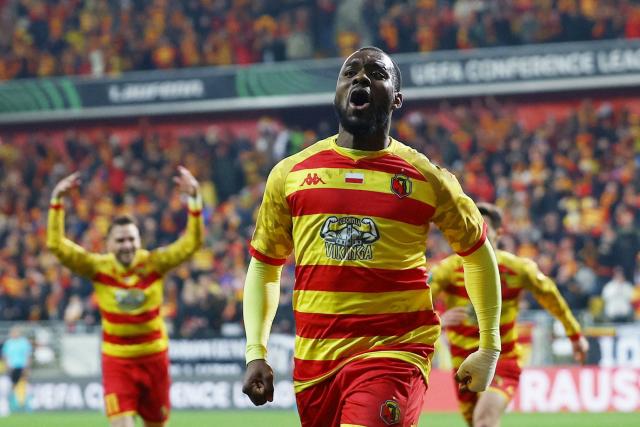 La vidéo du retourné acrobatique d'Afimico Pululu, double buteur pour Jagiellonia en Ligue Conférence