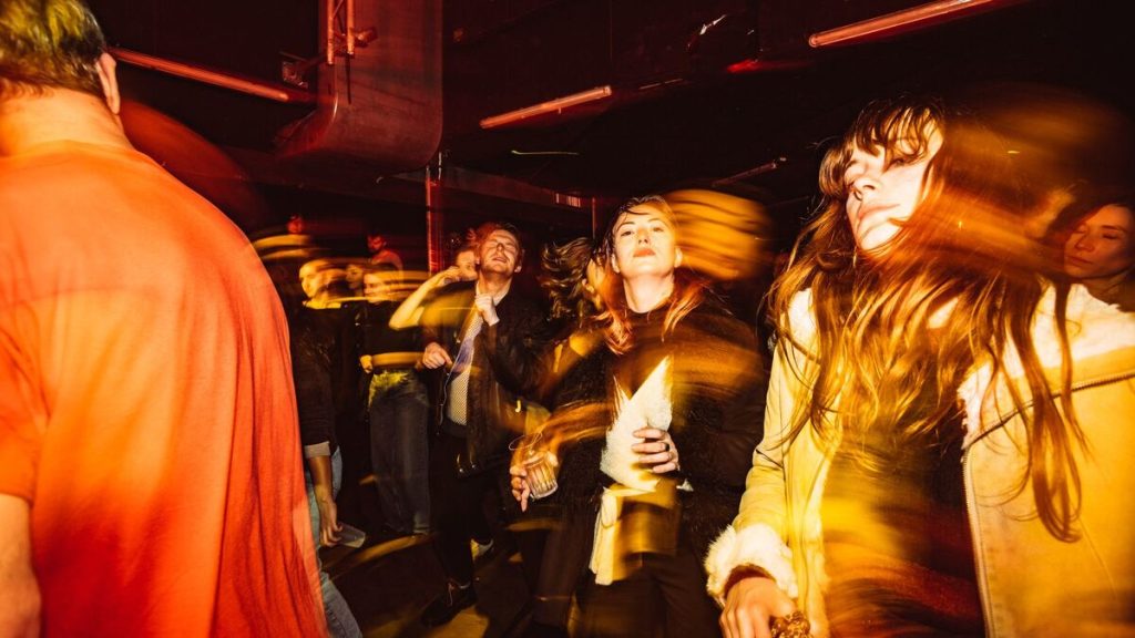 « Le risque, c’est qu’ils deviennent des bars à cocktails » : les cafés-concerts parisiens menacés ?