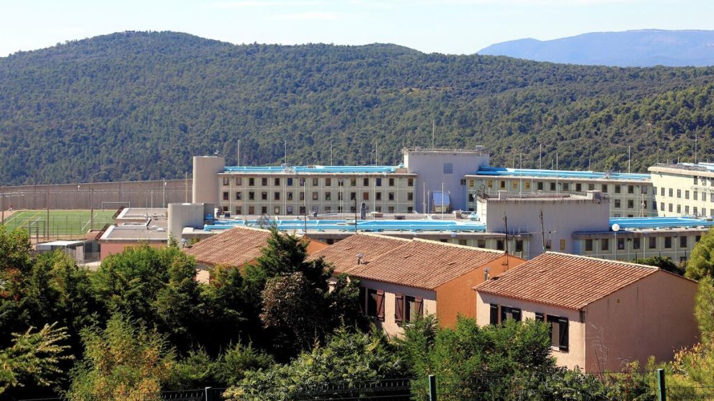 « Lucile ! On veut des iPhone ! » : à la prison de Grasse, une surveillante stagiaire soupçonnée de corruption