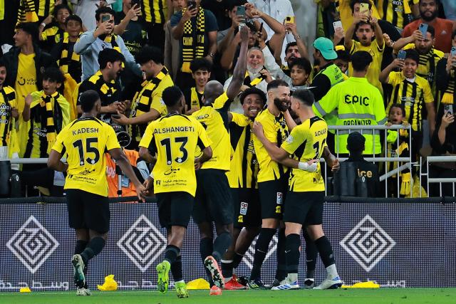 N'Golo Kanté répond à Pierre-Emerick Aubameyang dans le temps additionnel du match entre Al-Ittihad et Al-Qadisiya
