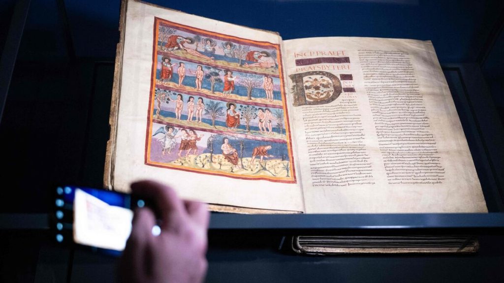 « On pourrait même parler de miracle » : une inestimable bible illustrée vieille de 1 200 ans de retour en Suisse
