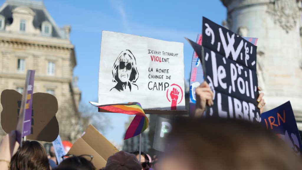 « Pas question de marcher avec elles » : la manifestation du 8-mars perturbée par la présence de l’extrême droite