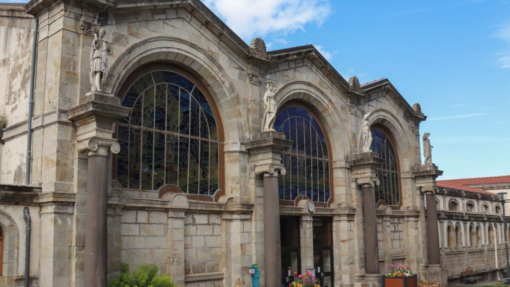 Pour contrer les troubles musculosquelettiques, une ville du Puy-de-Dôme va offrir des mini-cures thermales à ses agents