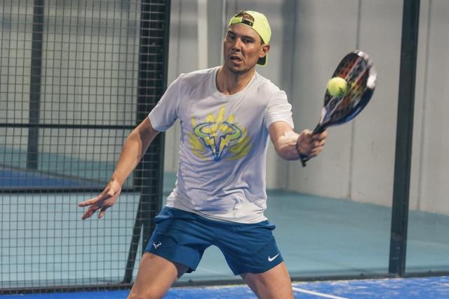 Rafael Nadal à l'aise sur une piste de padel aux côtés de Carlos Moya en vidéo
