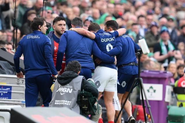 Touché au genou droit, Antoine Dupont sort sur blessure lors du match du Tournoi des 6 Nations de l'équipe de France en Irlande