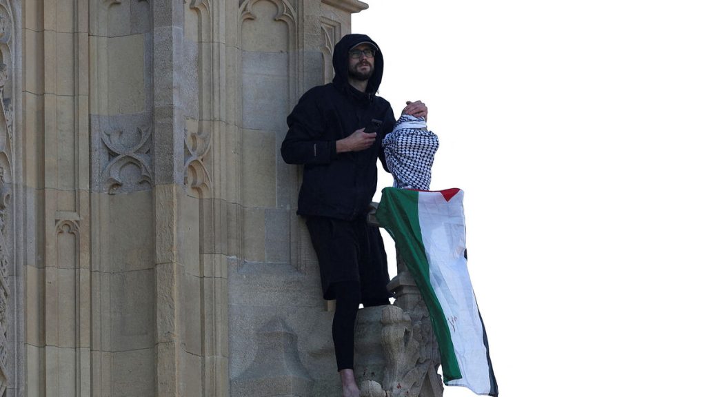 Un homme escalade Big Ben avec un drapeau palestinien à Londres
