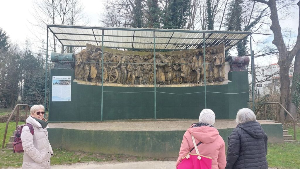 « Un pan de l’histoire française » : il faut sauver la Frise du travail, vestige de l’Expo universelle de 1900